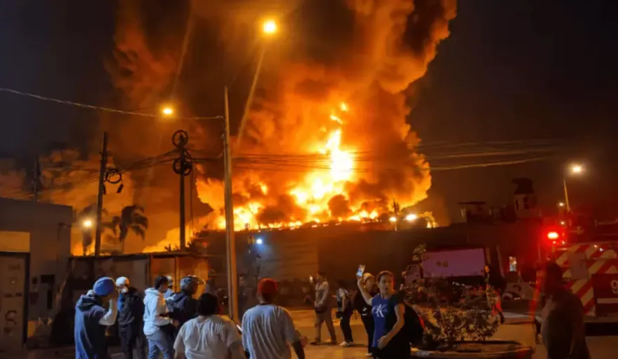 Voraz incendio consume fábrica de cosméticos en Los Olivos: más de 20 unidades de bomberos enfrentan la emergencia