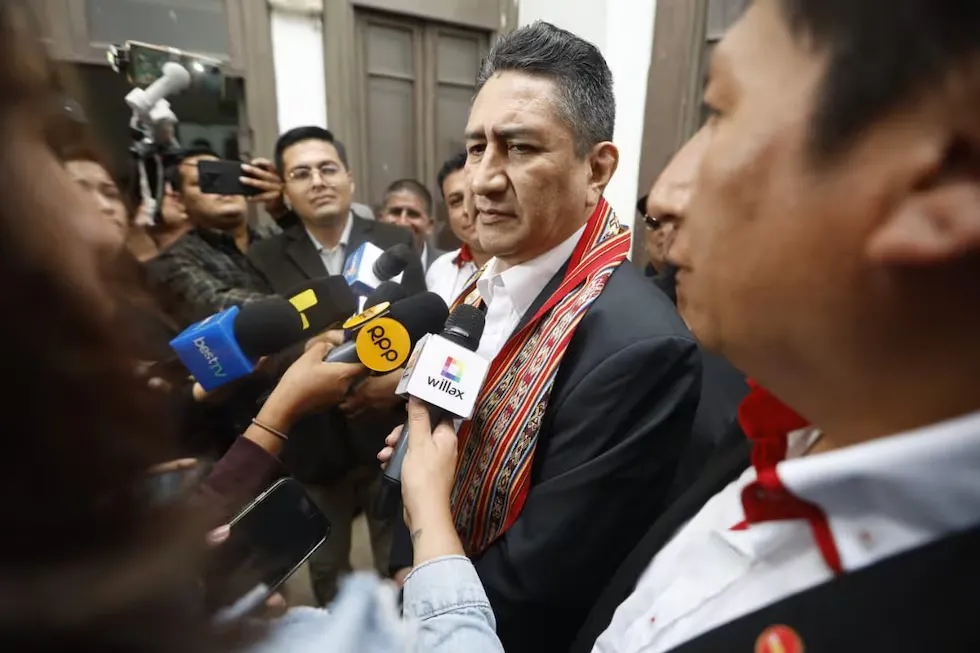 Vladimir Cerrón reaparece públicamente en Lima tras anulación de prisión preventiva