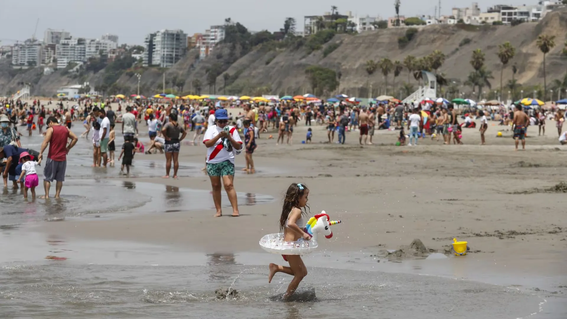 Lima vive un “invierno con sabor a verano”: playa Agua Dulce se llena de bañistas por ola de calor