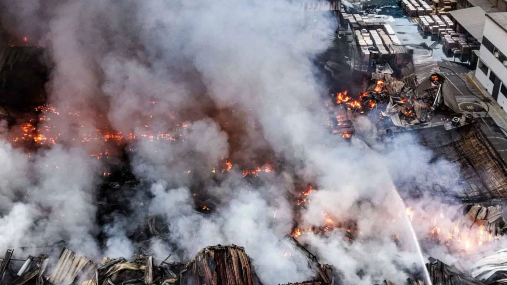 Bomberos advierten que extinguir por completo el incendio en fábrica de Los Olivos podría tomar hasta tres días