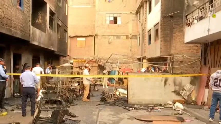 Voraz incendio en La Victoria deja al menos un fallecido; familiares denuncian que habría más víctimas atrapadas