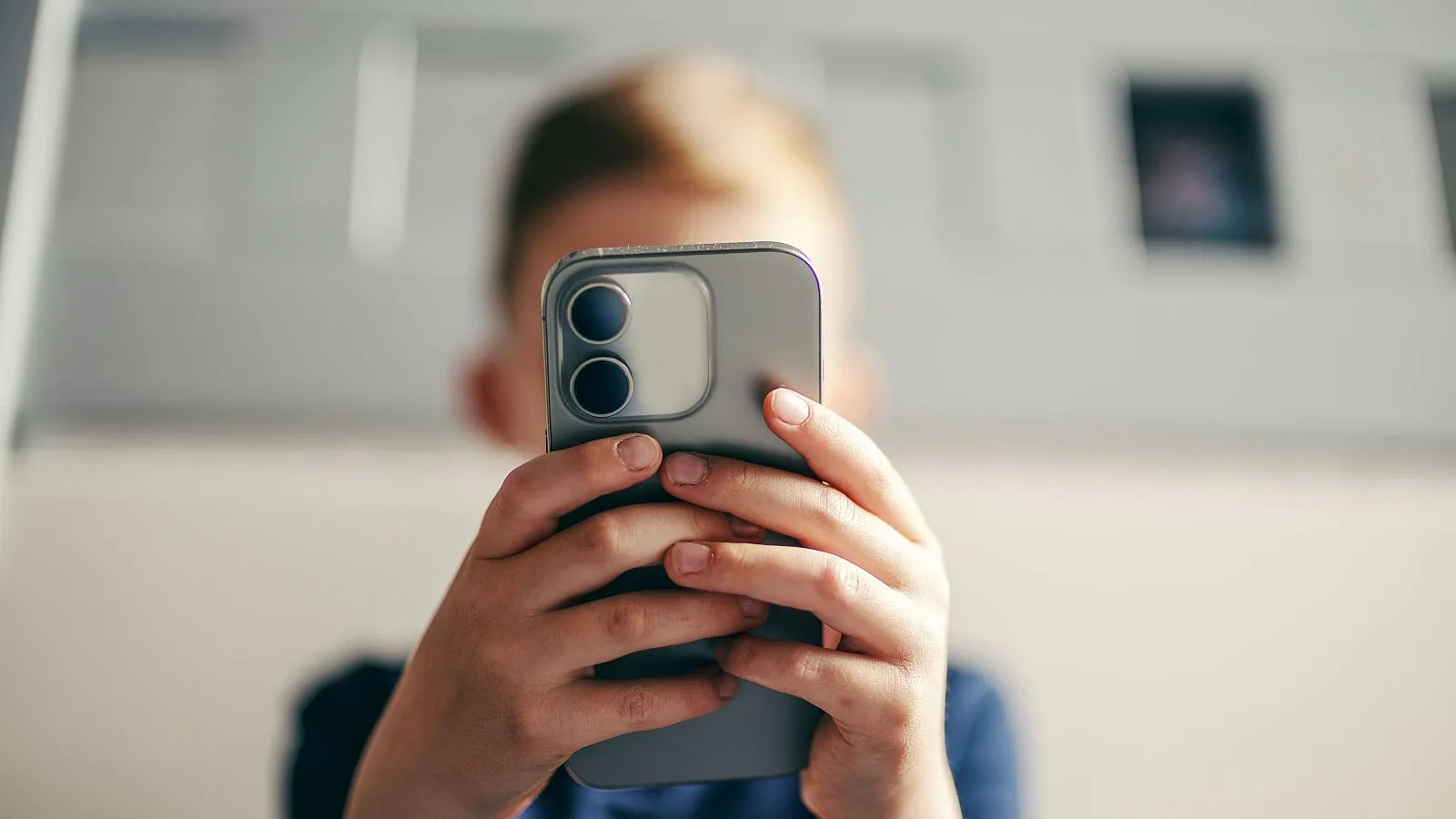 Francia prohíbe el acceso a redes sociales a menores de 15 años y se convierte en pionera en Europa