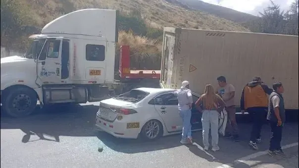 Semitráiler vuelca sobre dos autos en la Carretera Central y bloquea el tránsito en Huarochirí