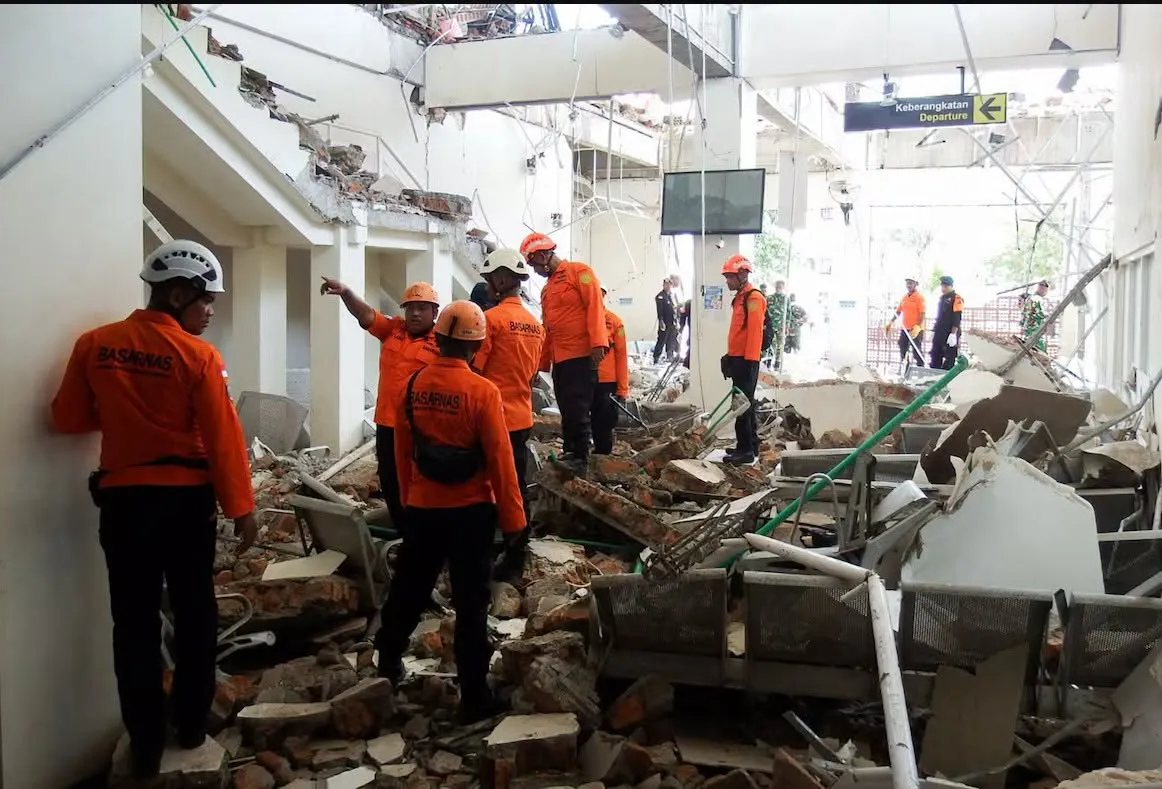 Terremoto de magnitud 7,7 deja 47 muertos y causa graves daños en Indonesia